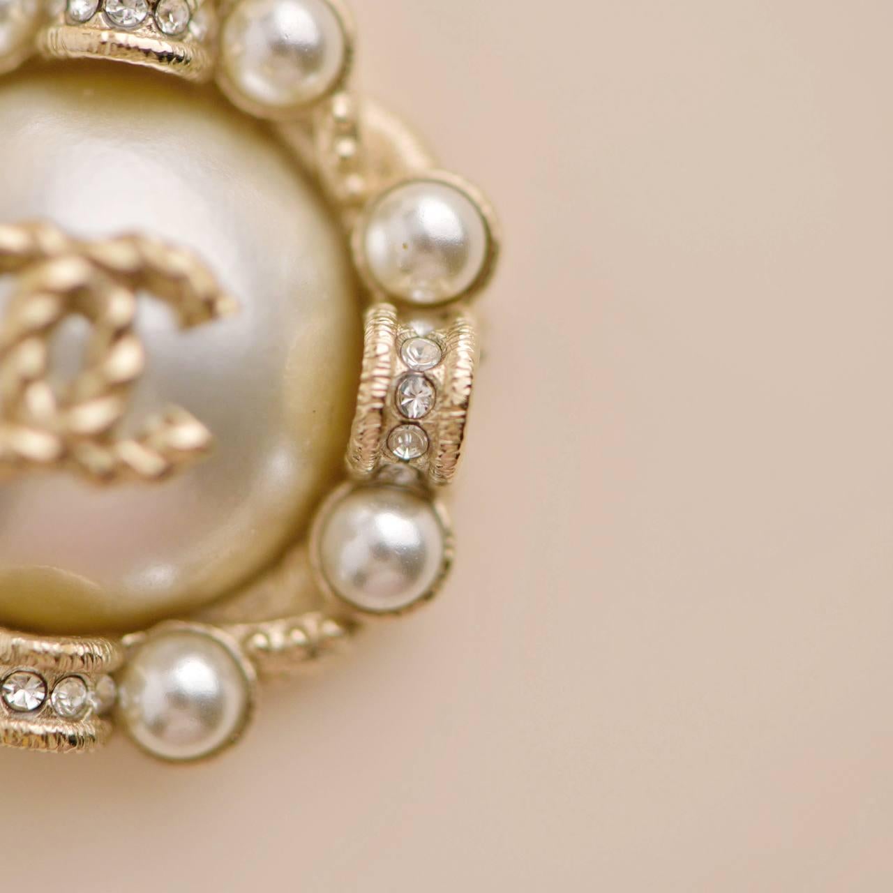 Women's or Men's Chanel CC Faux Pearl Pendant Necklace For Sale