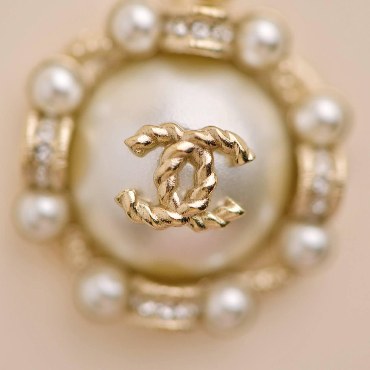 Chanel CC Faux Pearl Pendant Necklace For Sale 1