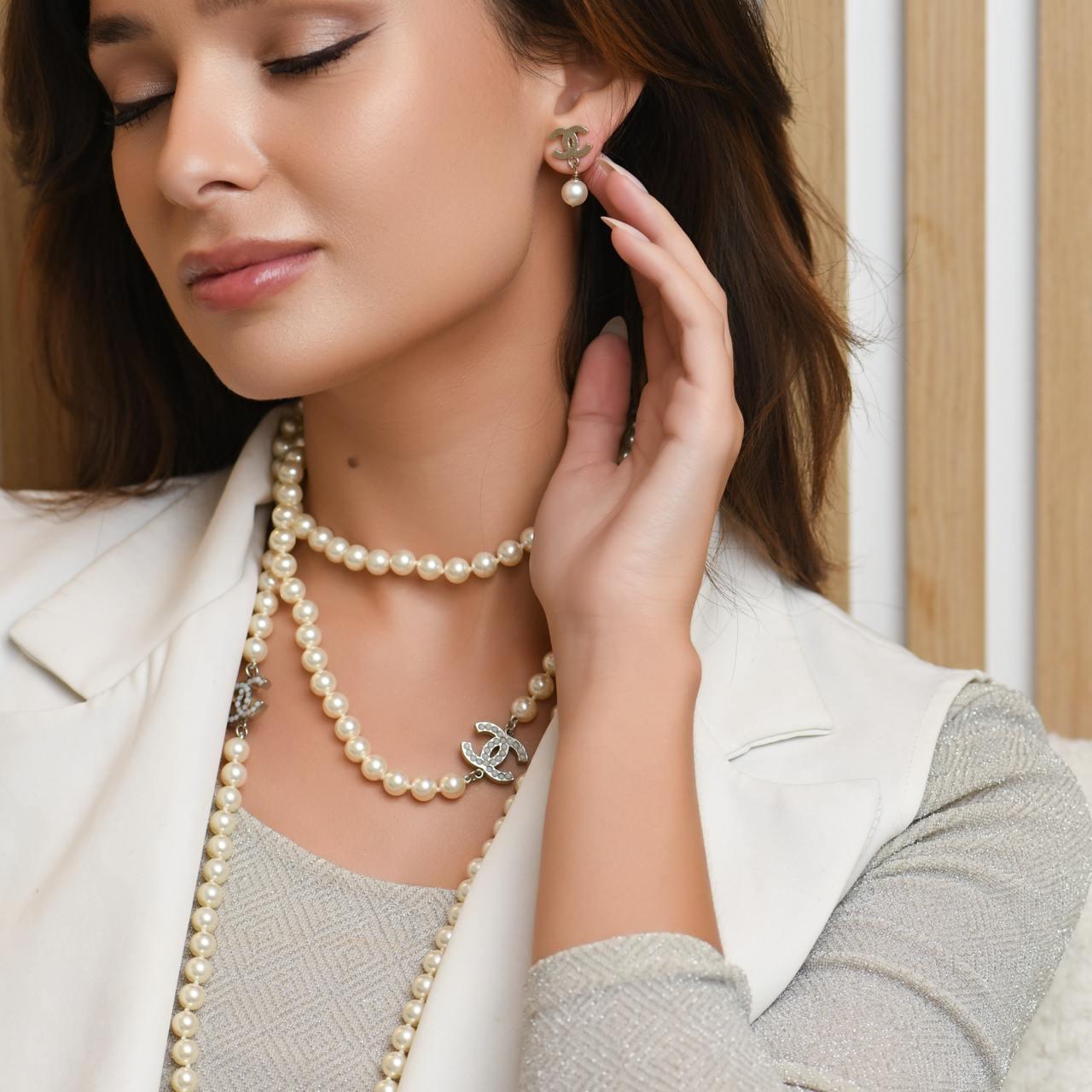 Orecchini a goccia Chanel CC con finta perla trapuntata in tonalità oro In condizioni ottime in vendita a Banbury, GB