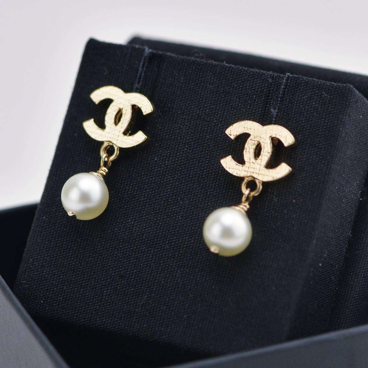 da uomo o donna Orecchini a goccia Chanel CC con finta perla trapuntata in tonalità oro in vendita