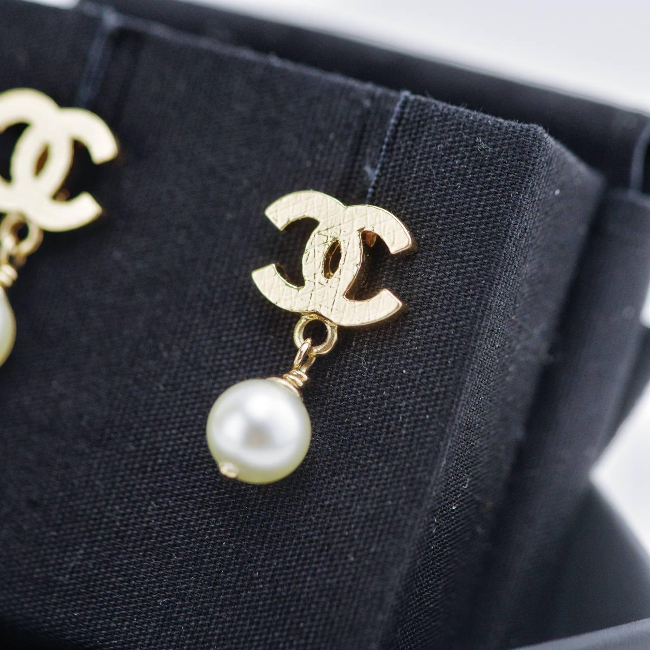 Orecchini a goccia Chanel CC con finta perla trapuntata in tonalità oro in vendita 1