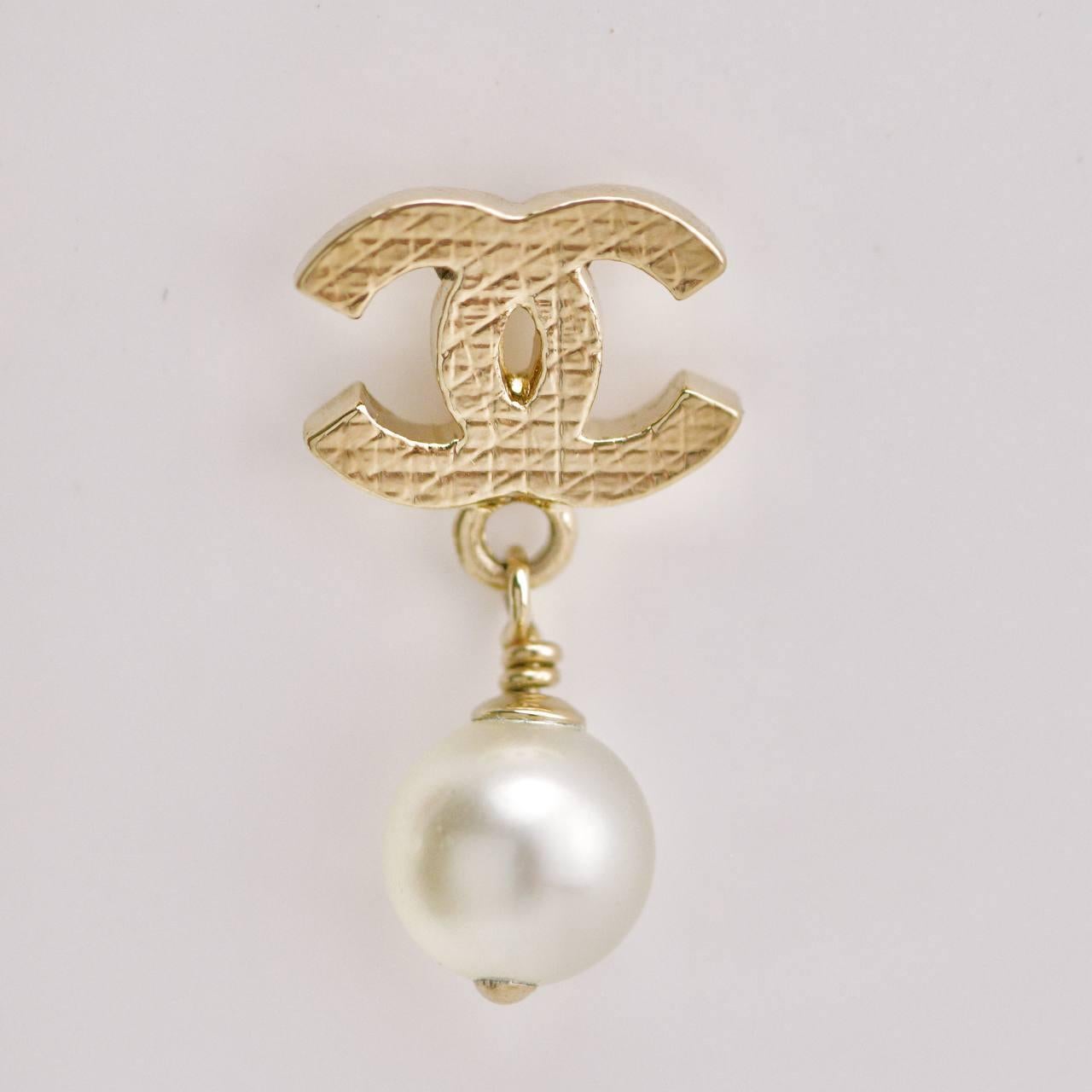 Orecchini a goccia Chanel CC con finta perla trapuntata in tonalità oro in vendita 2