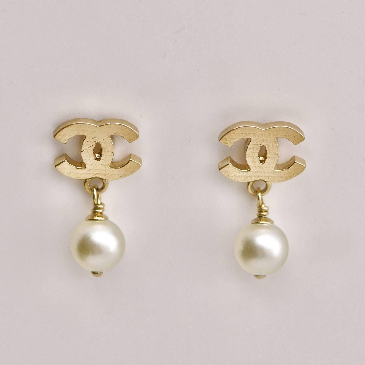 Orecchini a goccia Chanel CC con finta perla trapuntata in tonalità oro in vendita 3