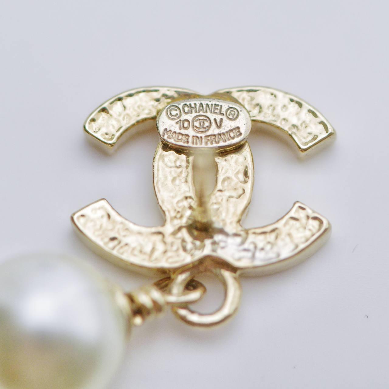 Orecchini a goccia Chanel CC con finta perla trapuntata in tonalità oro in vendita 4