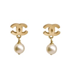 Orecchini a goccia Chanel CC con finta perla trapuntata in tonalità oro