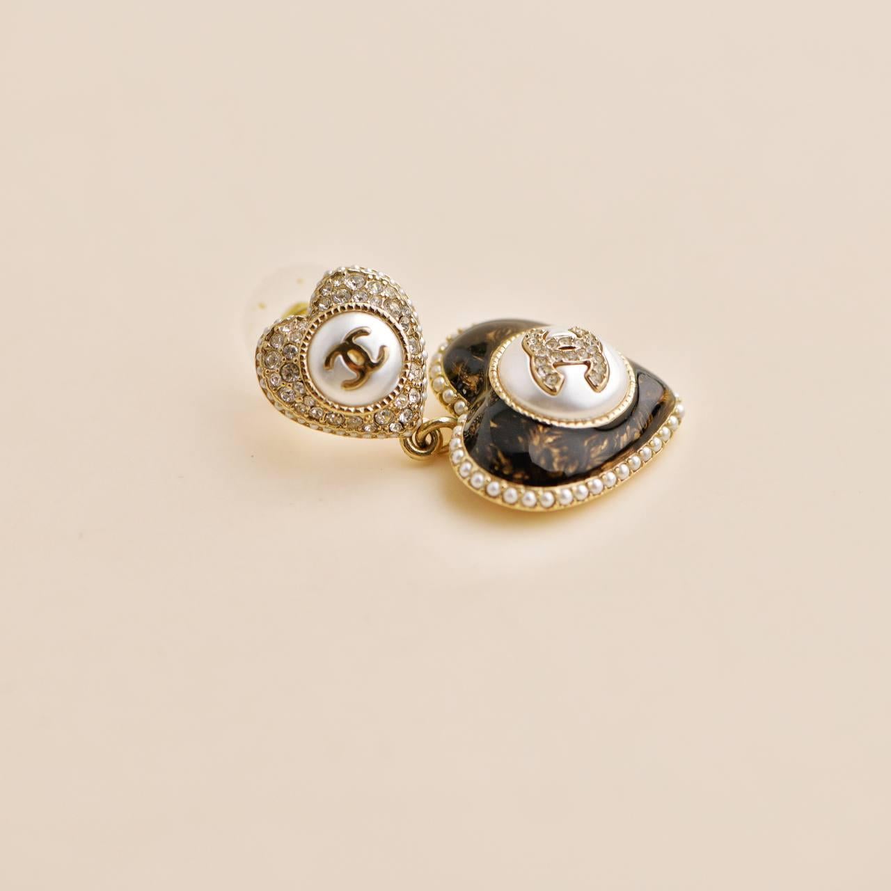 Chanel CC Faux Pearl Resin Strass Heart Drop Earrings For Sale 1