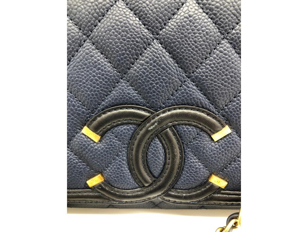 This Chanel Filigree Medium Flap bag in Navy Blue caviar leather is just stunning.! Featuring gorgeous quilted caviar leather with a stitched interlocking CC on the front flap.  A pre-loved item in Excellent condition.

BRAND	
Chanel

FEATURES	
1