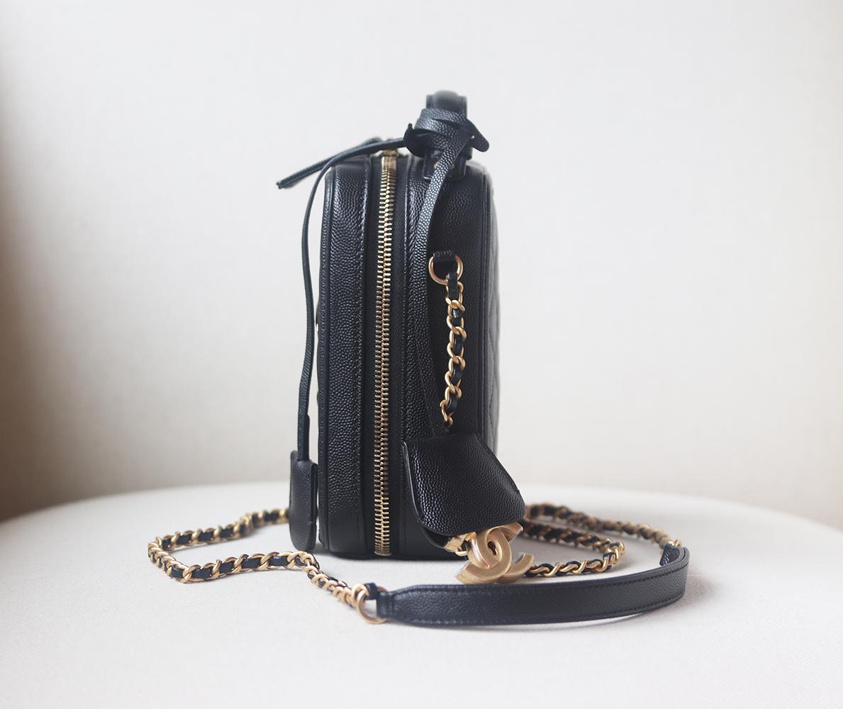 Chanel Denim and Calf Flap Bag has been hand-finished by skilled artisans in the label's workshop.
Boasting a denim and calfskin exterior, this design is accented with gold-toned and black calfskin chain strap.
Made in France from textured denim and