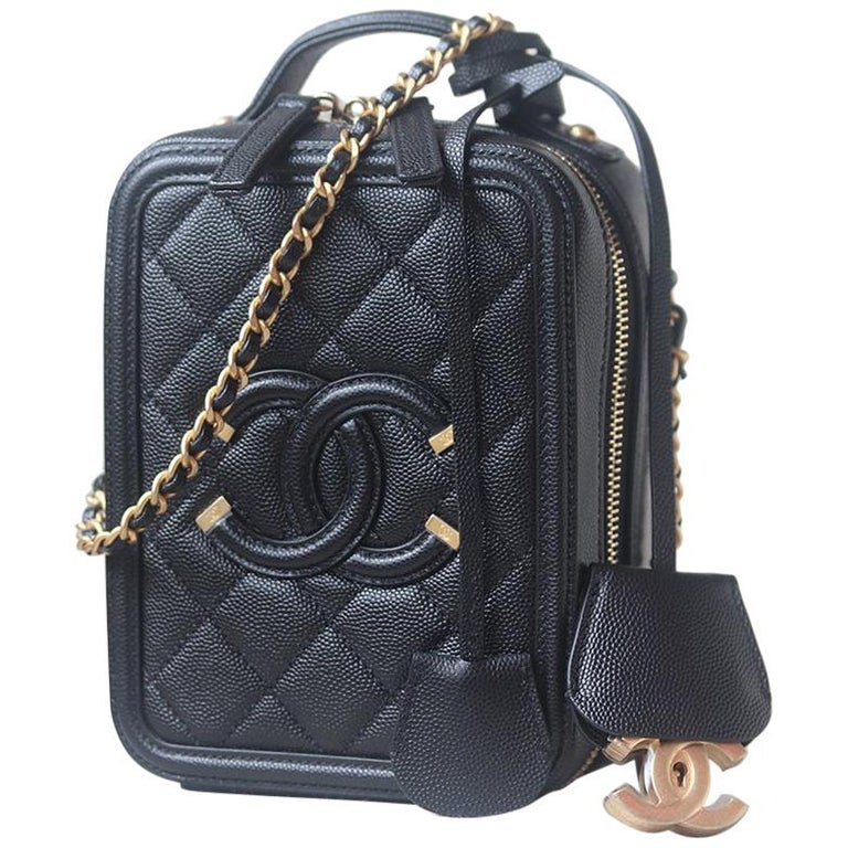 himmelsk Havbrasme peregrination Chanel CC Filigree Vertical Vanity Case Bag at 1stDibs