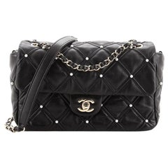 Chanel CC Klappentasche aus gestepptem Lammfell mit Perlenbesatz Medium