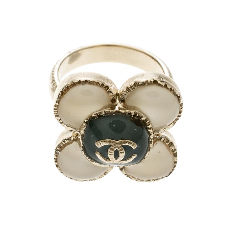 Chanel CC Flower Resin Gold Tone Ring Size 52 In New Condition In Dubai, Al Qouz 2