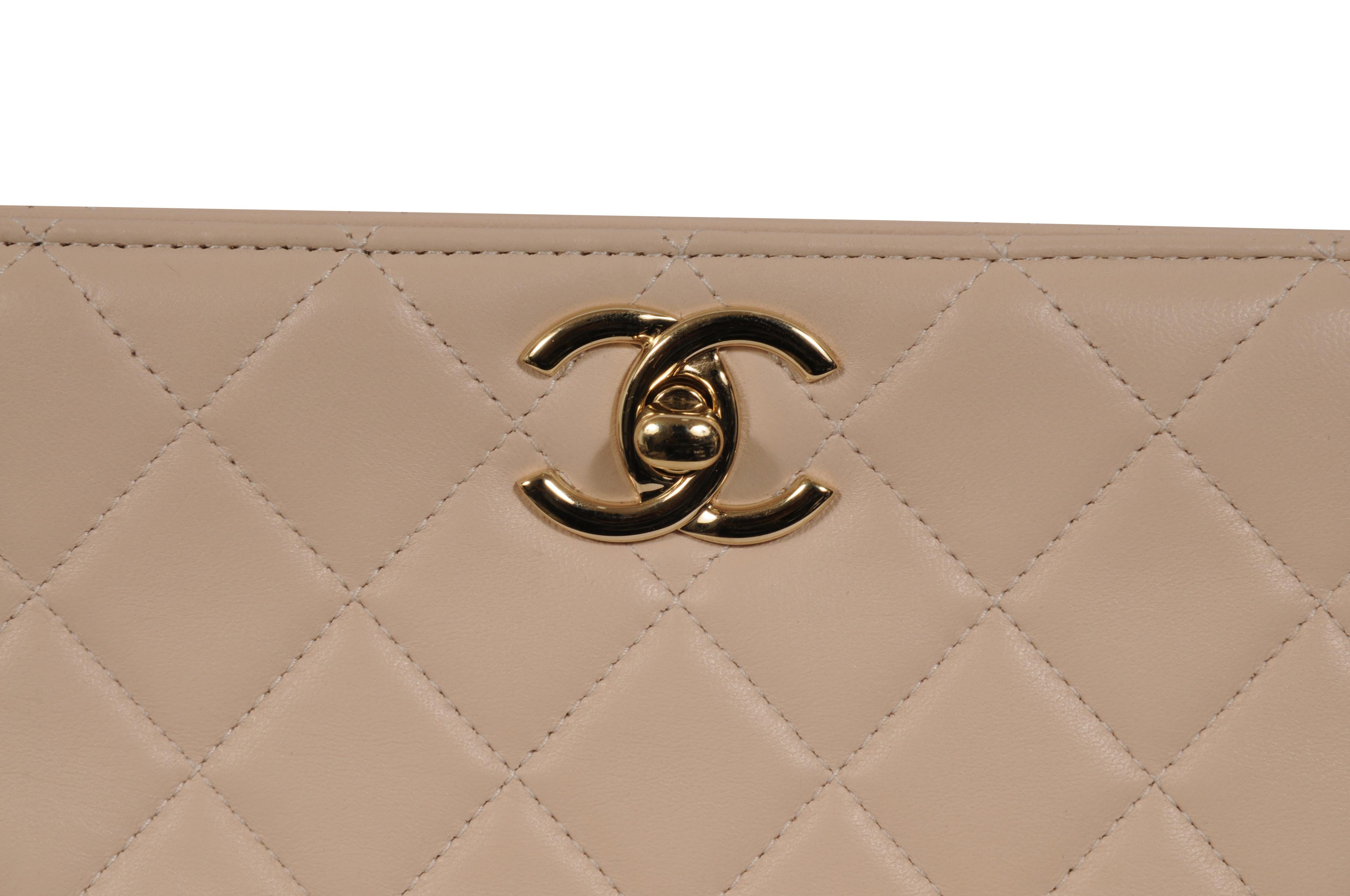 - Esterno beige

- Hardware color oro

- Viene fornito con sacchetto antipolvere e scheda di autenticità



Condizioni: 

La borsa è in ottime condizioni e non presenta imperfezioni di rilievo. La borsa è corredata di sacchetto antipolvere e