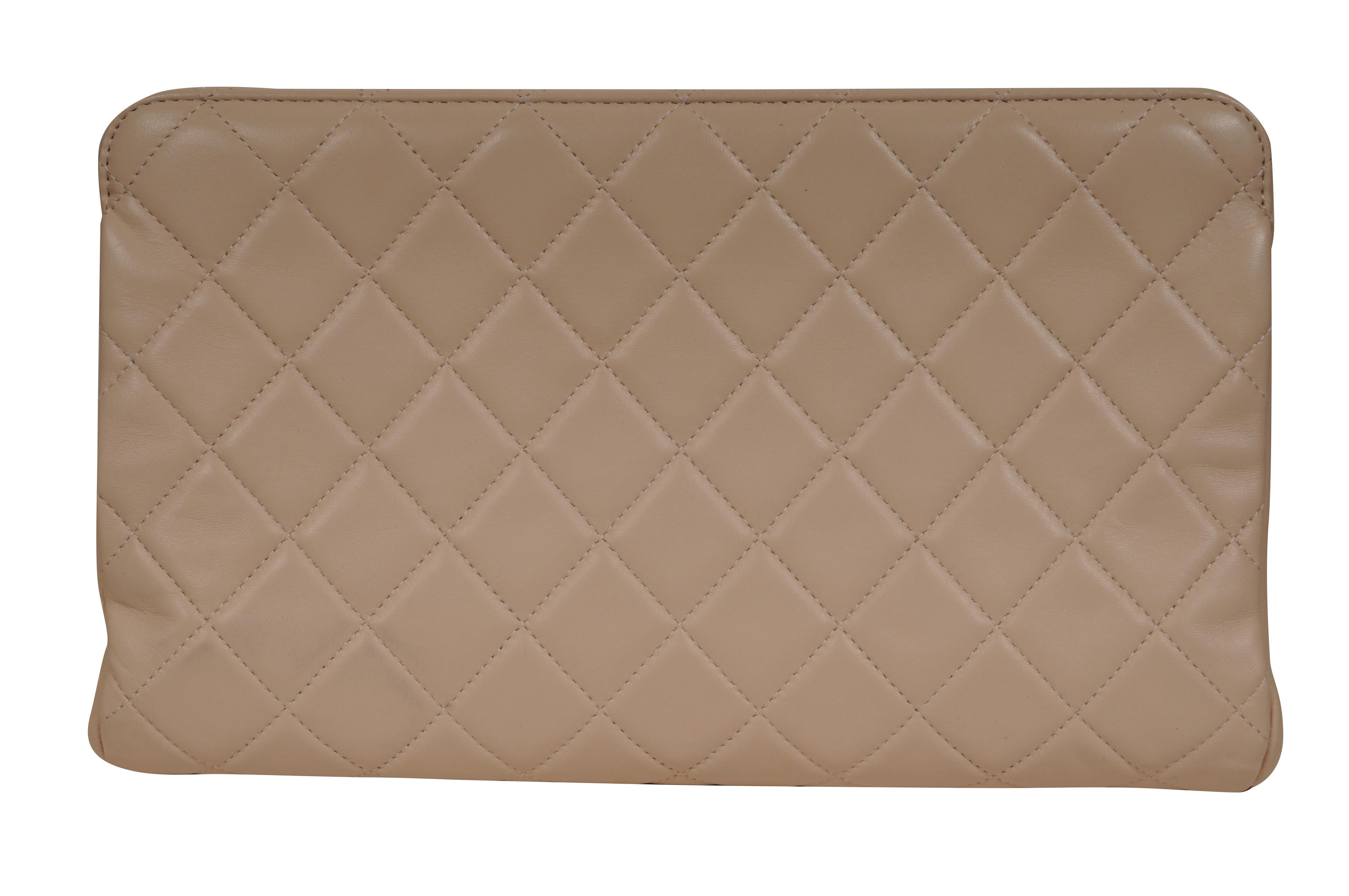 Marrone Chanel CC Frame Clutch in pelle d'agnello trapuntata neutra Tan Gold Hardware Beige Borsa in vendita