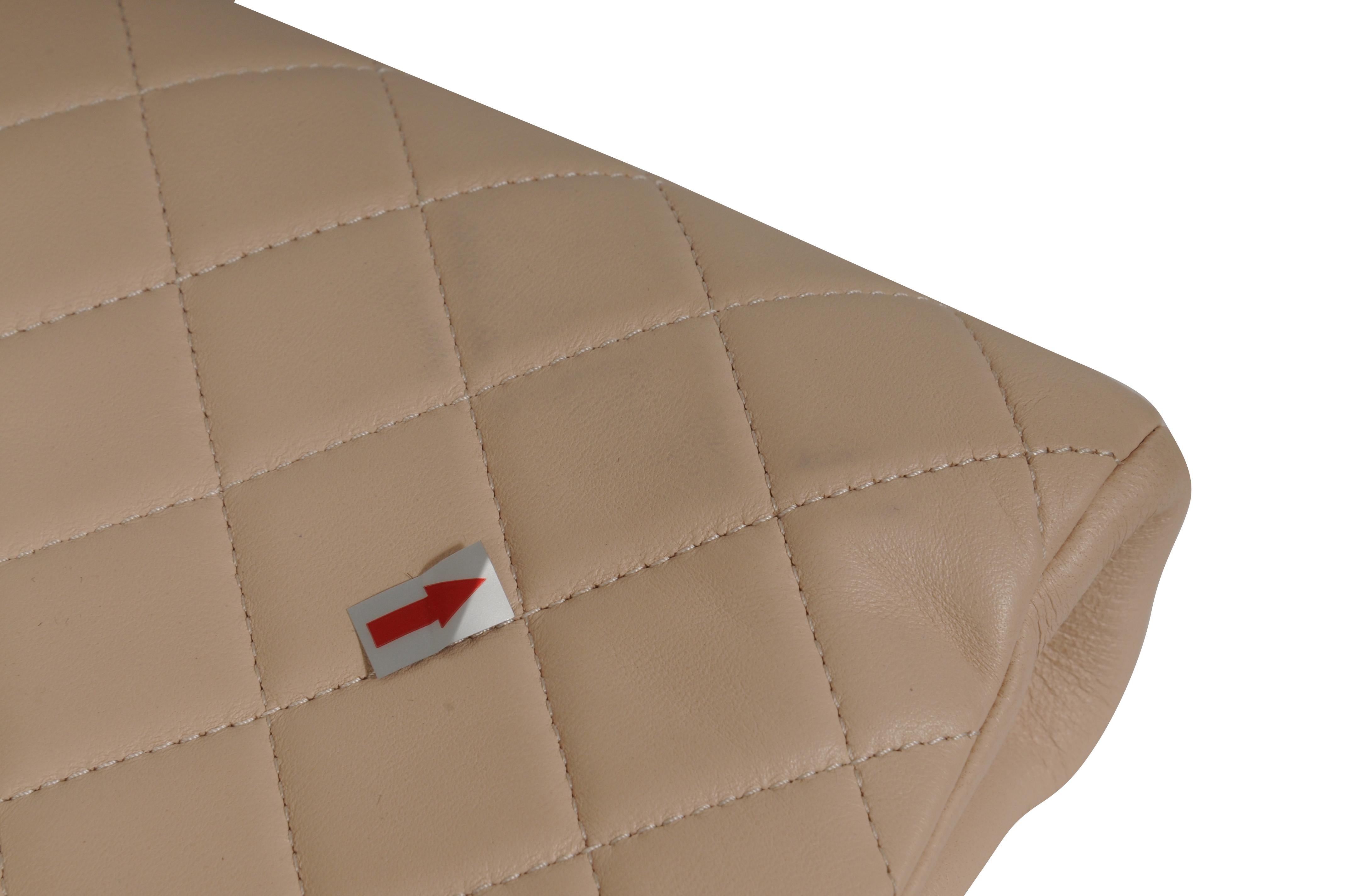 da uomo o donna Chanel CC Frame Clutch in pelle d'agnello trapuntata neutra Tan Gold Hardware Beige Borsa in vendita