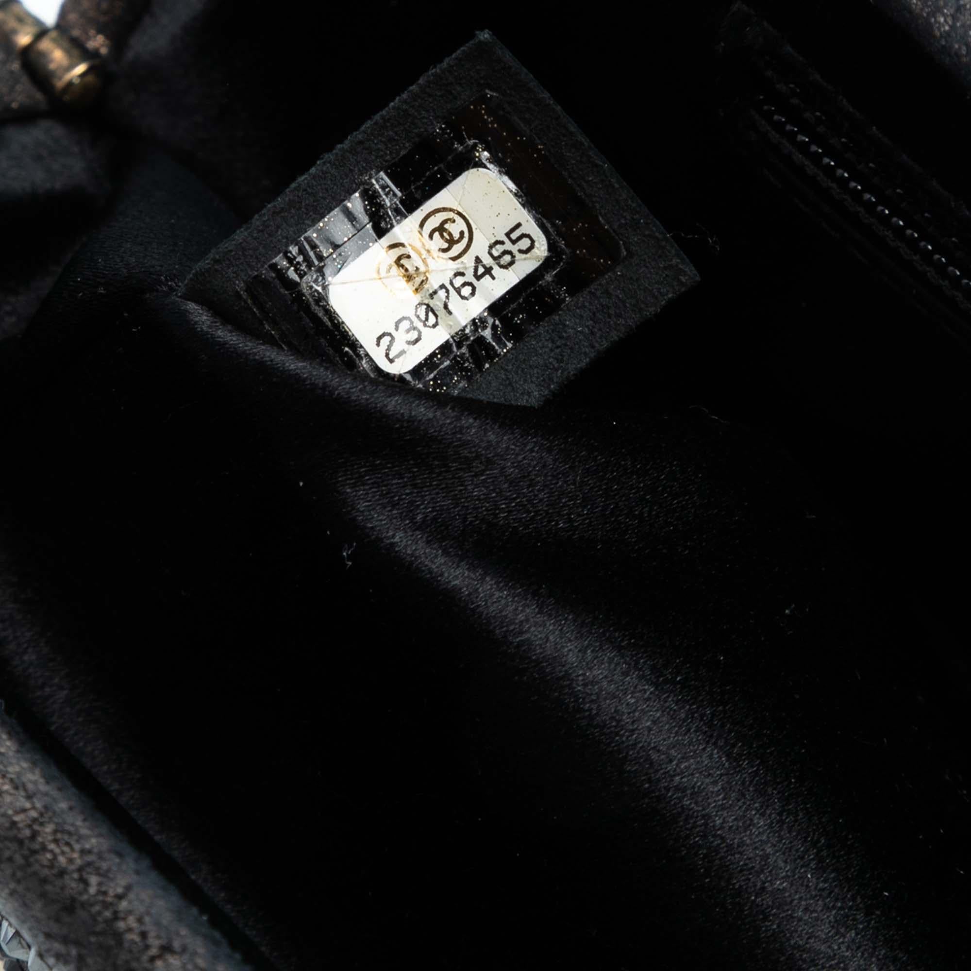 Chanel CC - Pochette cloutée en cuir d'agneau pailleté avec chaîne en vente 1