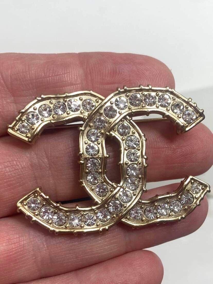 Perle Chanel CC Broche large en or et cristal en vente
