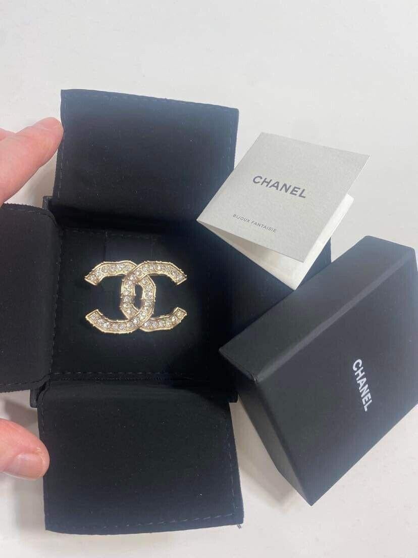 Chanel CC Gold And Crystal Large Brooch In Good Condition For Sale In Pasadena, CA