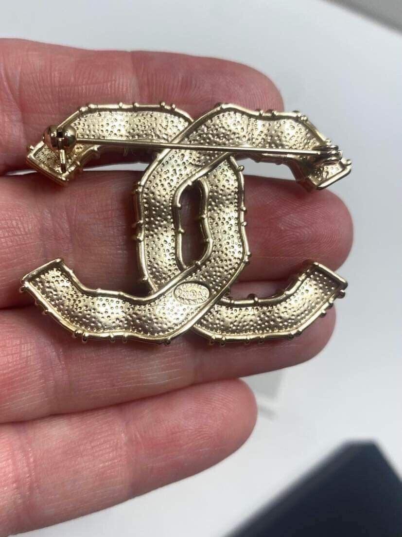 Women's or Men's Chanel CC Gold And Crystal Large Brooch For Sale