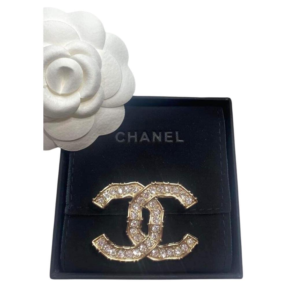 Chanel CC Broche large en or et cristal en vente