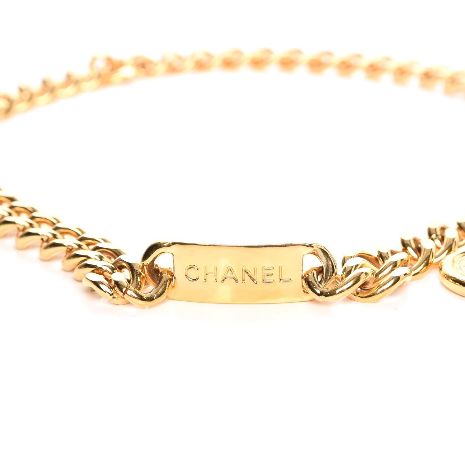 Chanel CC Gold Medal Vintage Chain Belt, features a medallion with 31 Rue Cambon Paris engraved. Chanel tag located on the back side. 

COLOR: Gold tone
MATERIAL: Brass
MEASURES: Length of chain 37.5”. Medallion diameter 1.2”.
CONDITION: Good - this