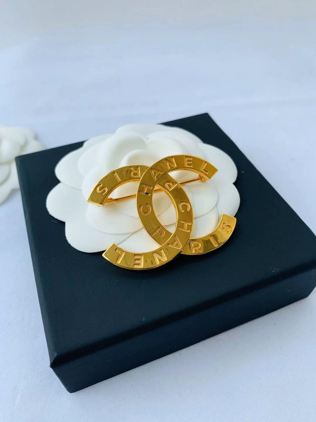 Chanel CC Gold Colour Big Brooch In Excellent Condition In Banbury, GB