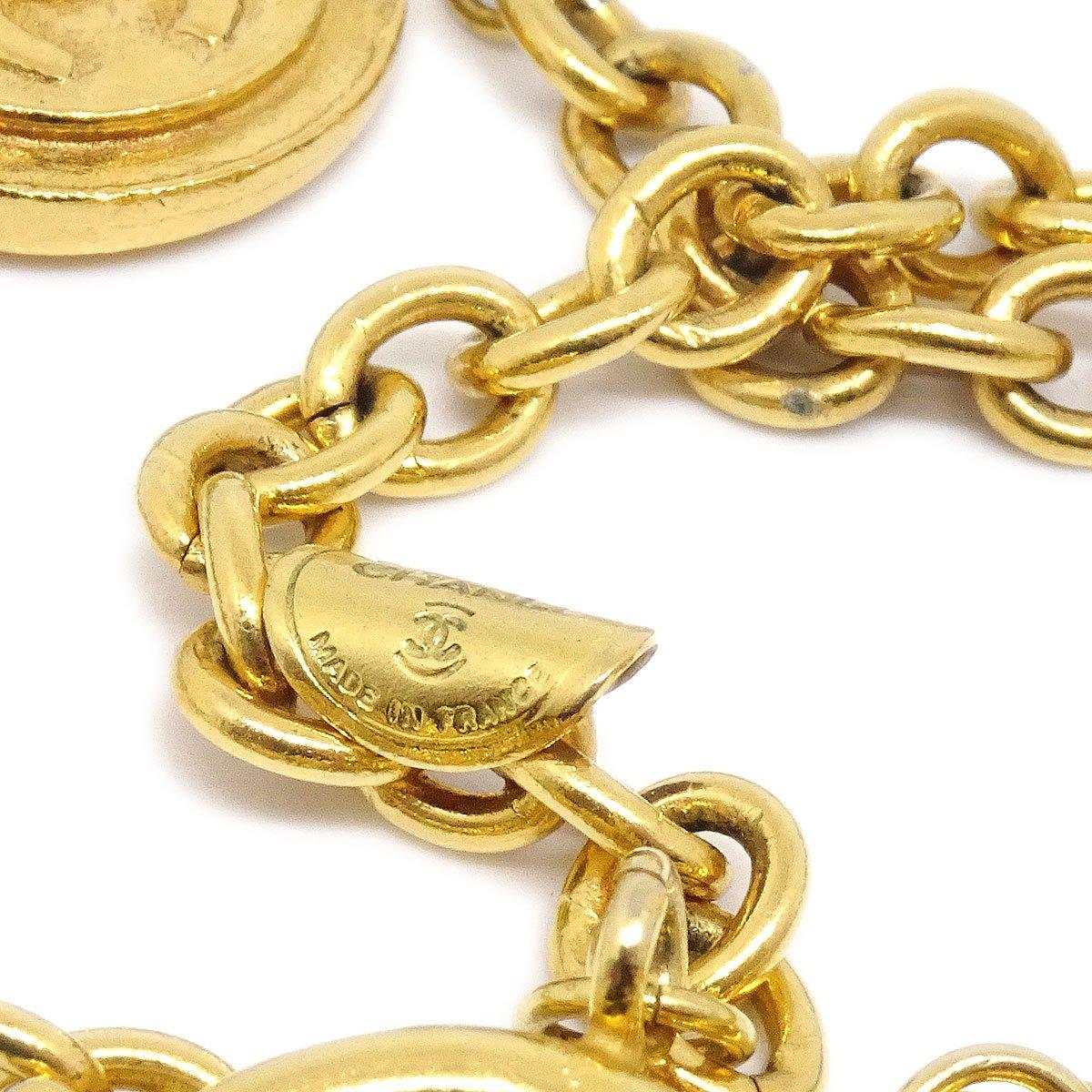 CHANEL Collier à maillons avec breloque en métal CC et pièces de monnaie en or  Pour femmes en vente