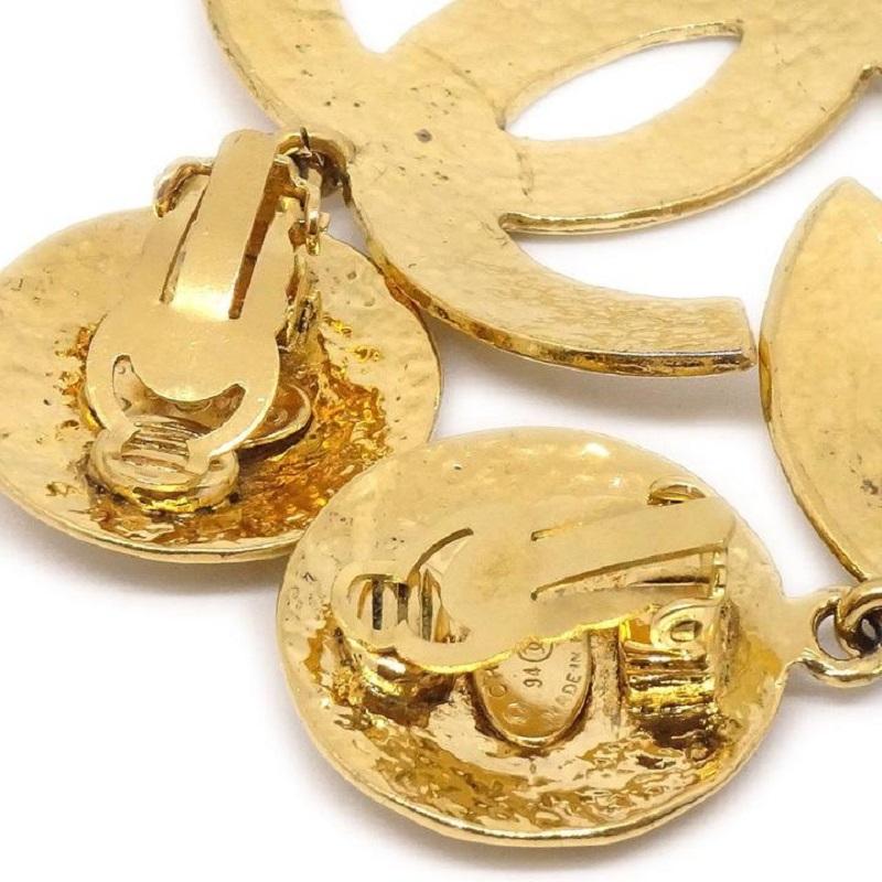 CHANEL CC Gold Metall Kissenschliff Abend-Ohrringe mit Tropfen im Zustand „Gut“ im Angebot in Chicago, IL