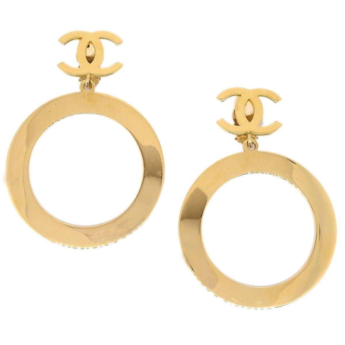 CHANEL CC Gold Metallfarbene große runde Kreis-Ohrringe für den Abend  Damen im Angebot