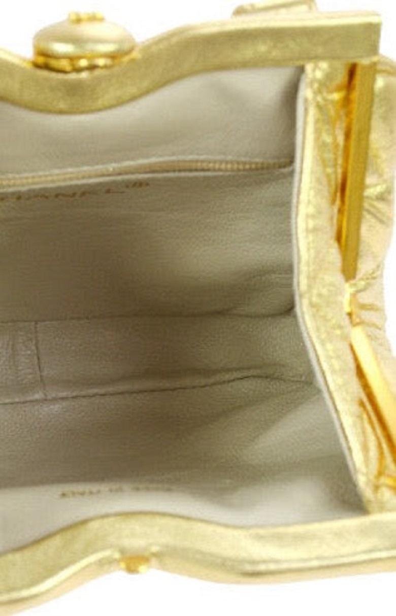 CHANEL CC Cinturón de cintura de piel de cordero acolchada dorada con cierre Kiss Lock de oro en venta 1
