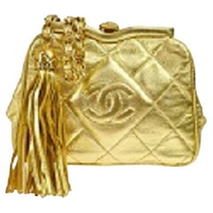 CHANEL CC Cinturón de cintura de piel de cordero acolchada dorada con cierre Kiss Lock de oro