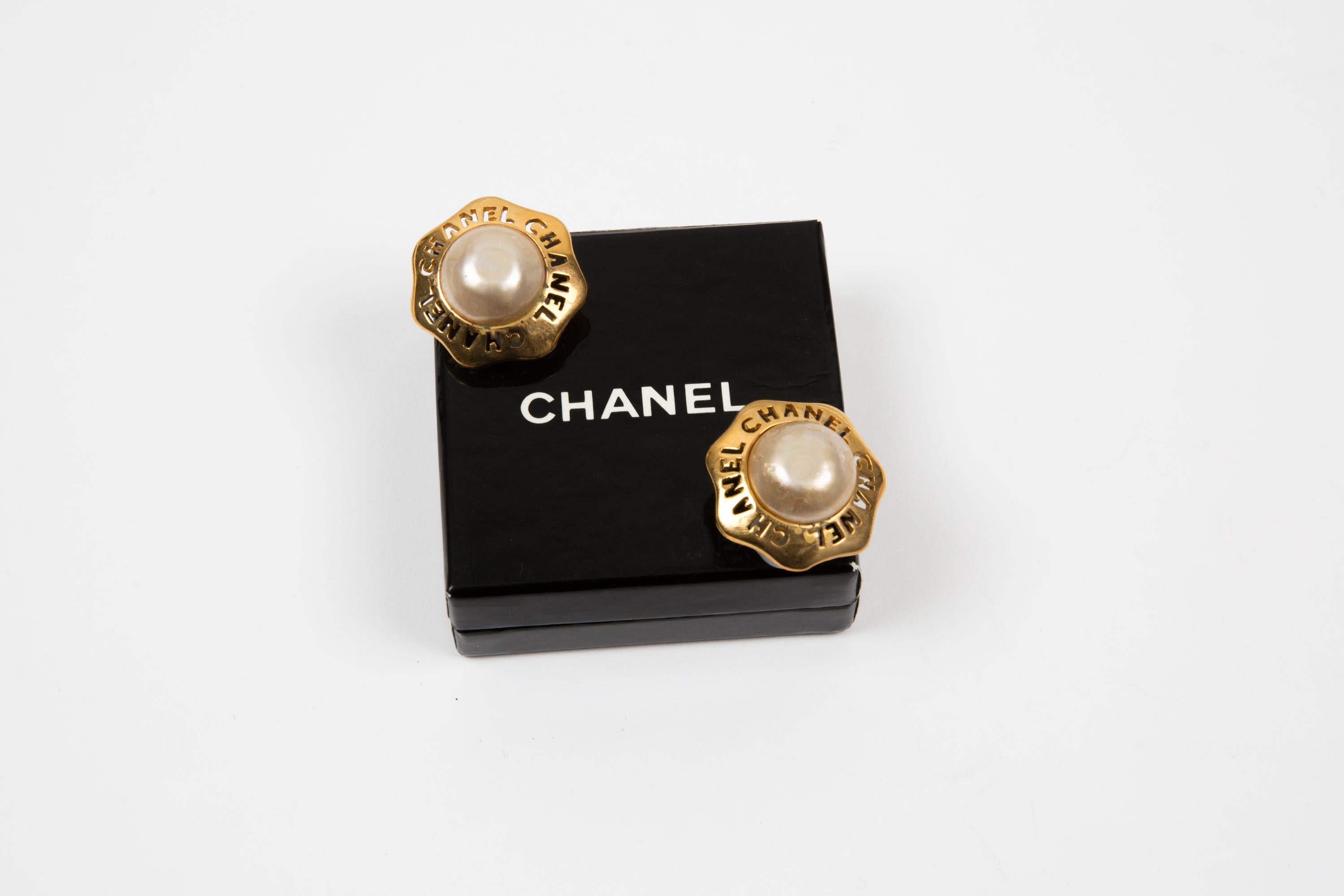 Chanel CC Pendientes de clip en tono dorado y perla de imitación en Bueno estado para la venta en Paris, FR