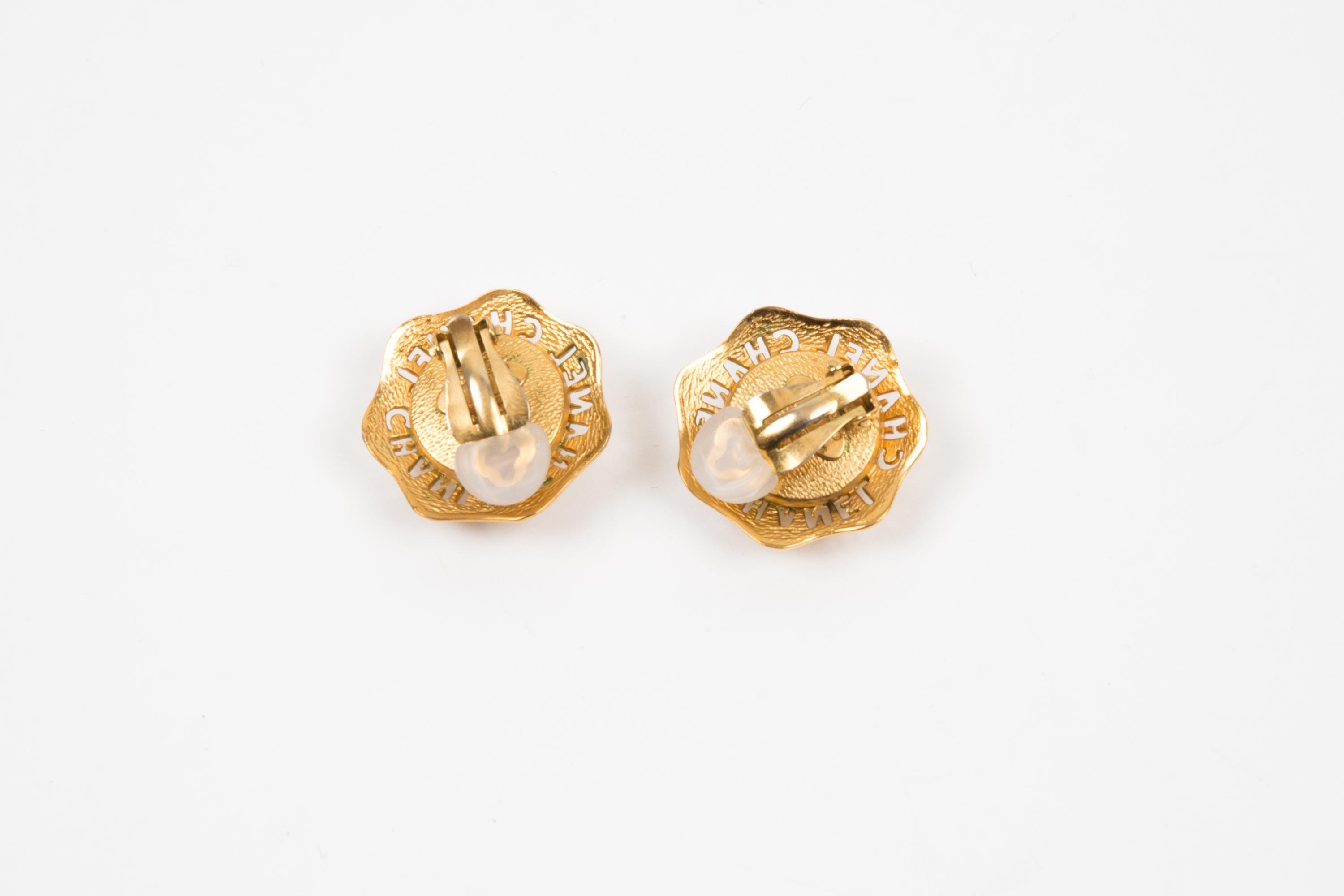 De las mujeres Chanel CC Pendientes de clip en tono dorado y perla de imitación en venta