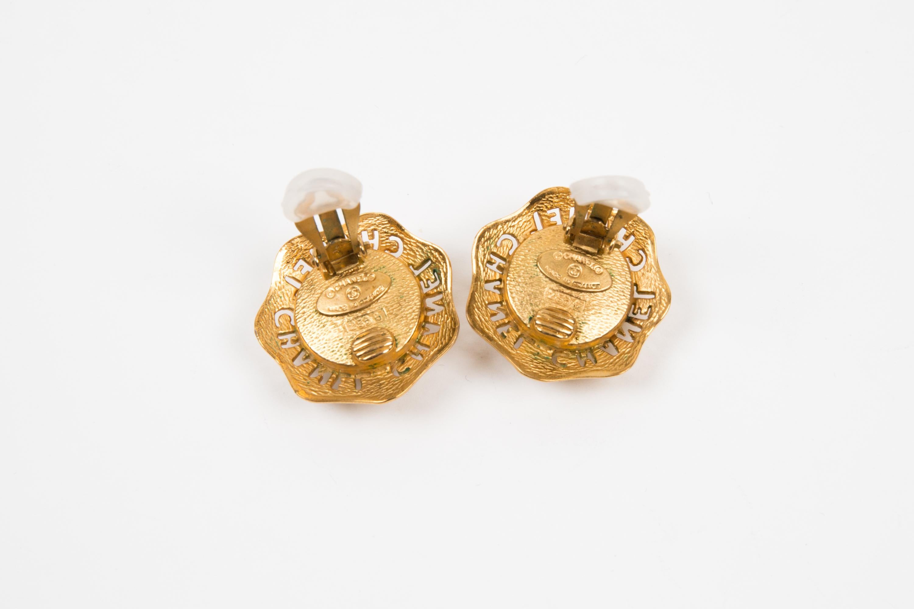 Chanel CC Pendientes de clip en tono dorado y perla de imitación en venta 1