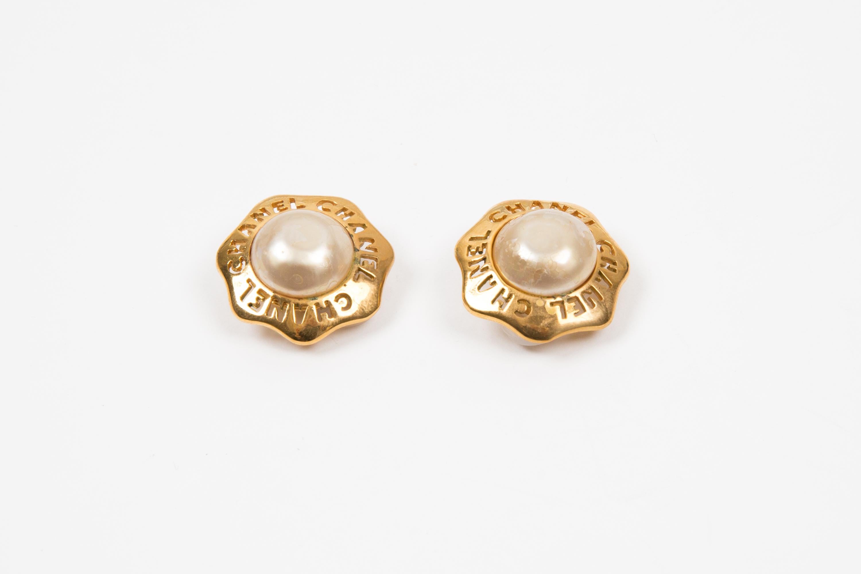 Chanel CC Pendientes de clip en tono dorado y perla de imitación en venta 2