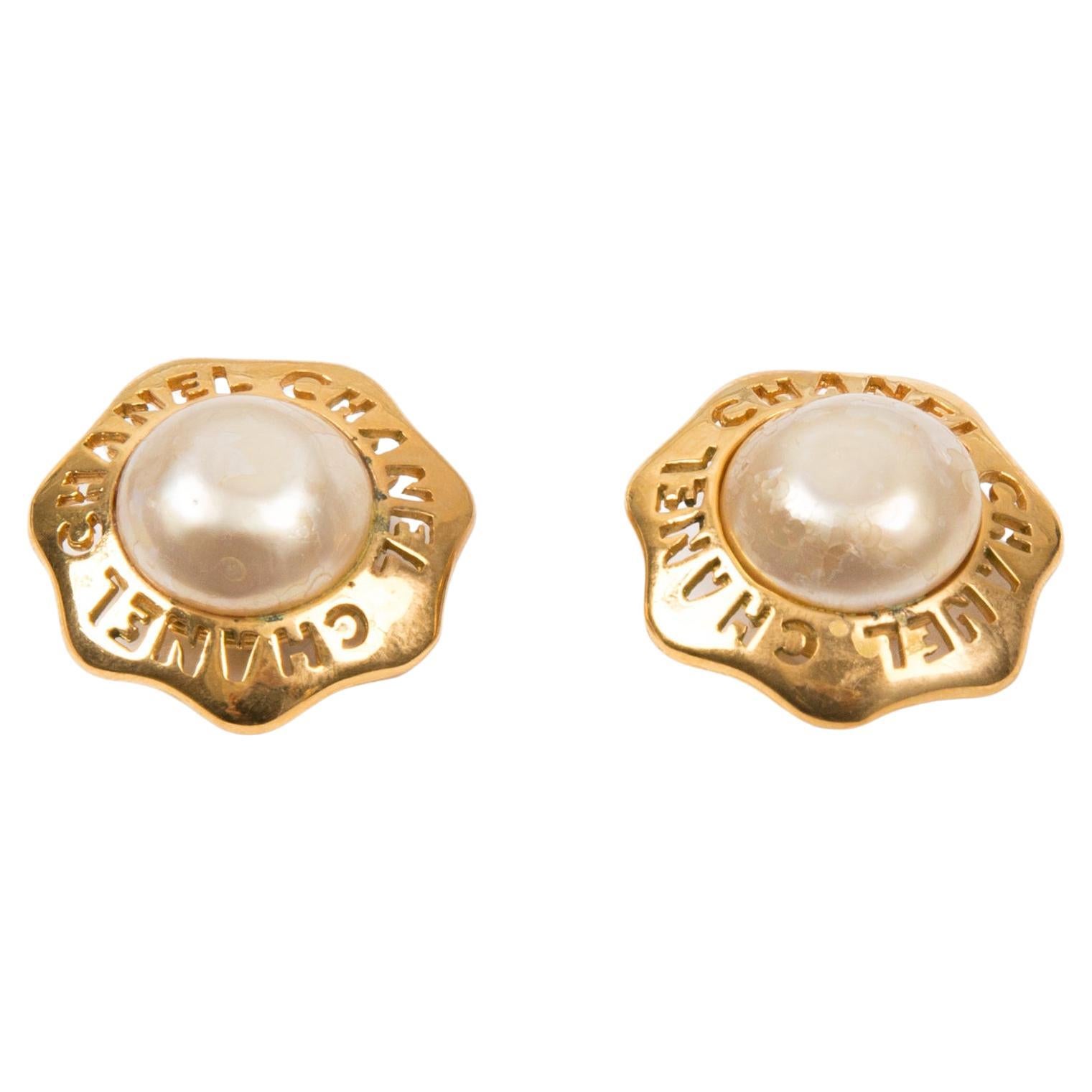 Chanel CC Pendientes de clip en tono dorado y perla de imitación en venta
