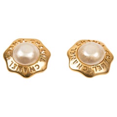 Chanel CC Pendientes de clip en tono dorado y perla de imitación