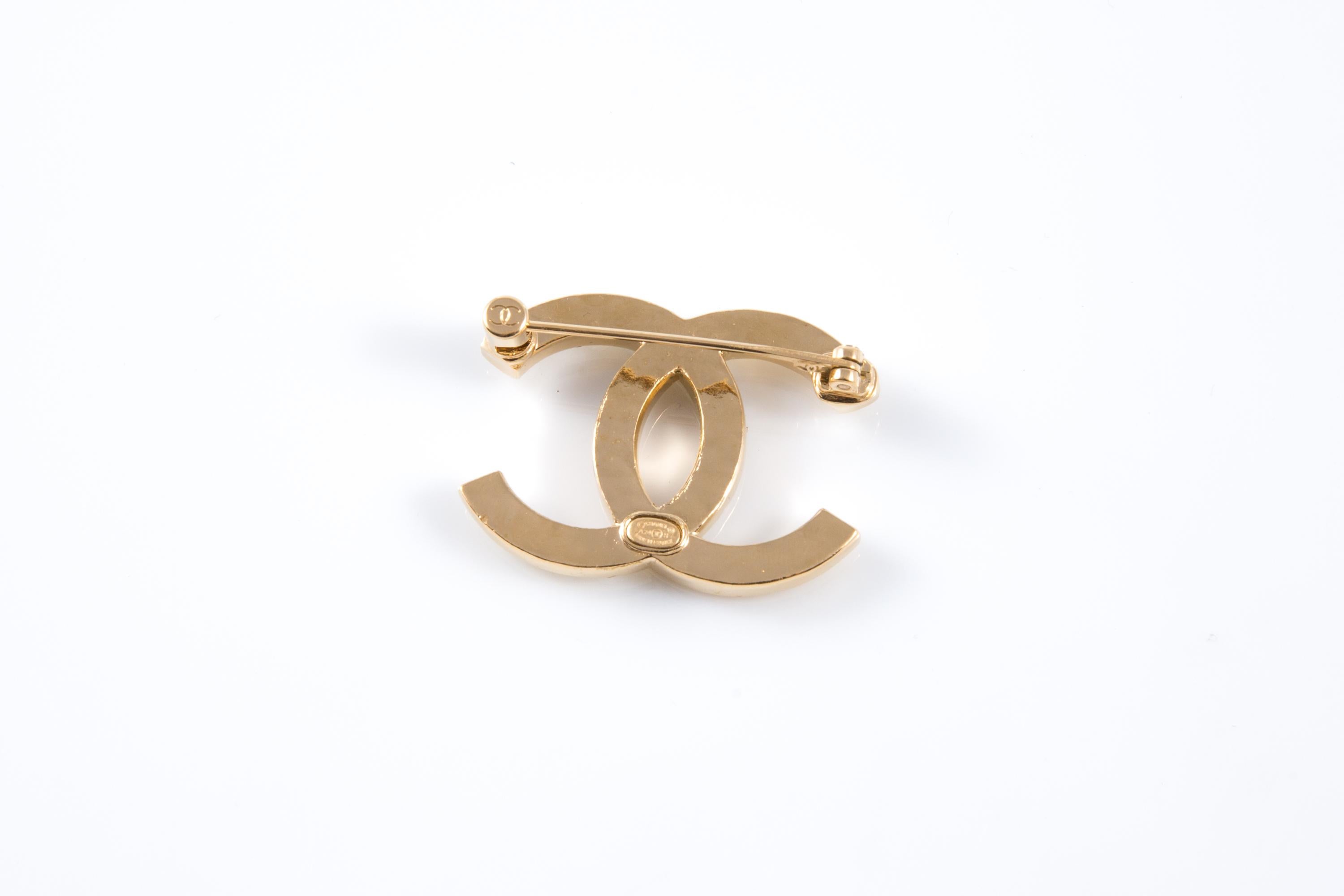 Chanel CC Spilla con logo in tonalità oro con firma 