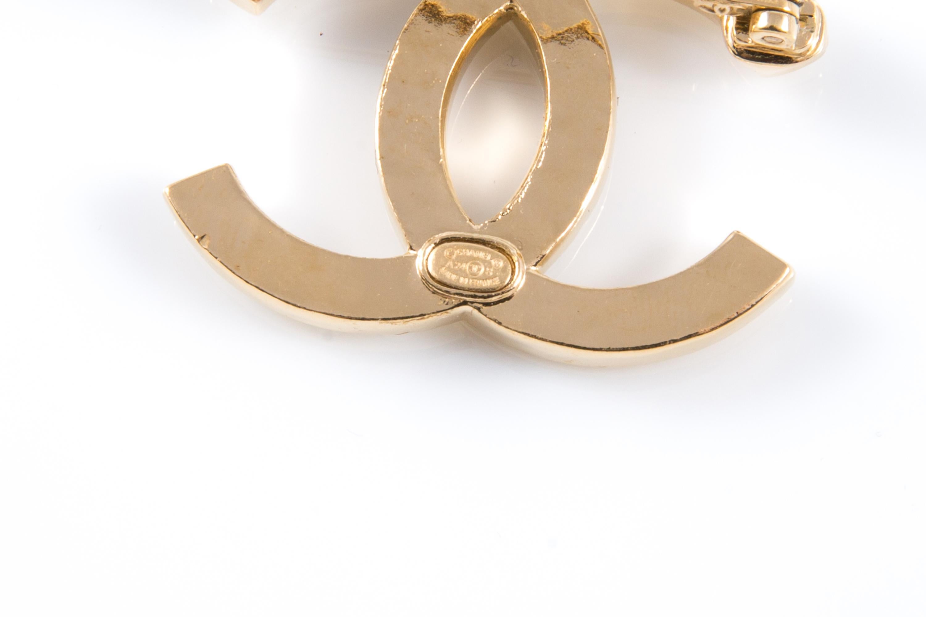 Spilla Chanel CC in tonalità oro In condizioni ottime in vendita a Paris, FR