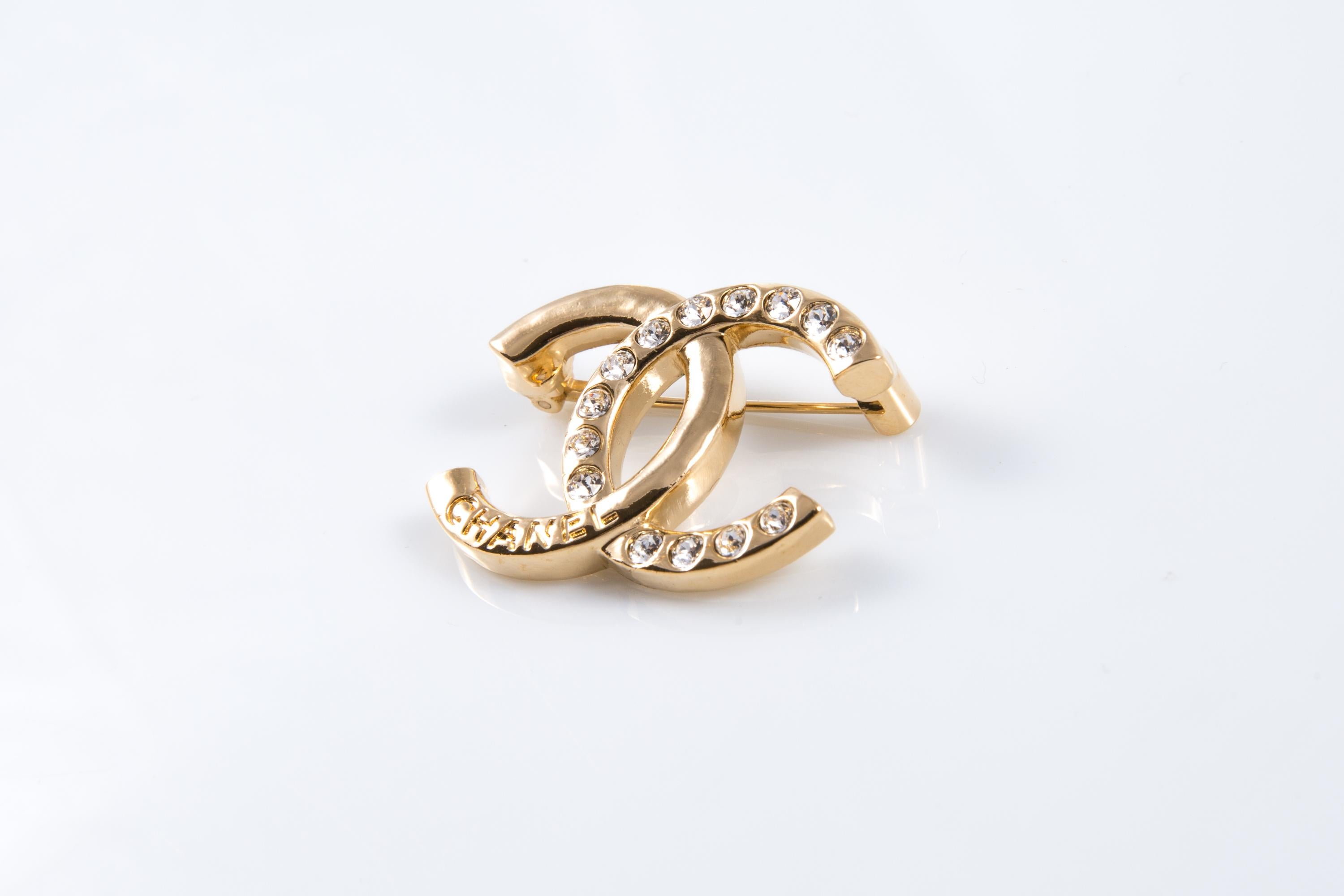 Donna Spilla Chanel CC in tonalità oro in vendita