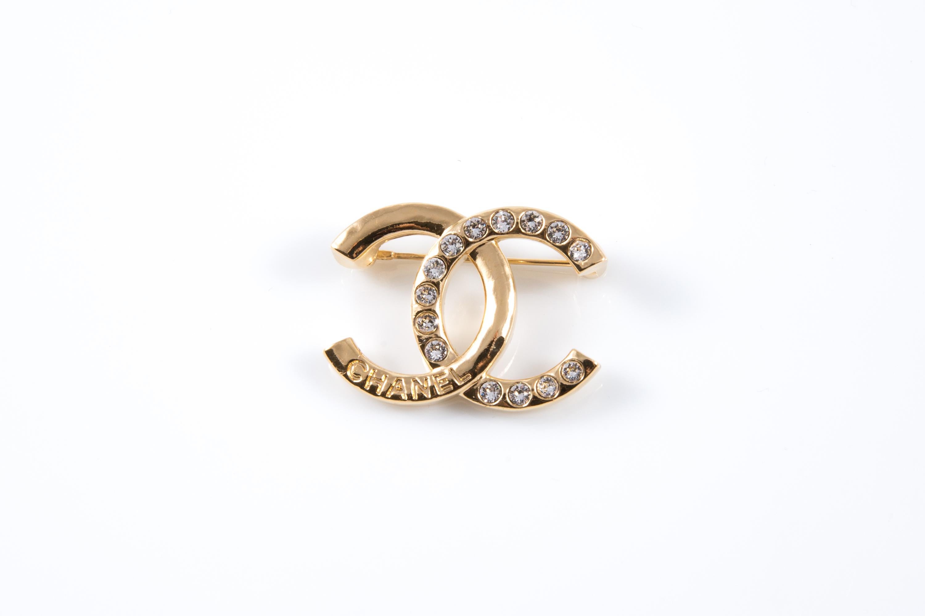 Spilla Chanel CC in tonalità oro in vendita 1