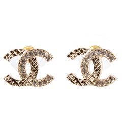 Orecchini Chanel "CC" in tonalità oro