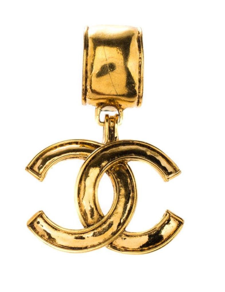 Chanel CC Gold Tone Clip-on Dangle Earrings


Earrings Width. 4.20 cm,  Earrings Height.   
6.50 cm