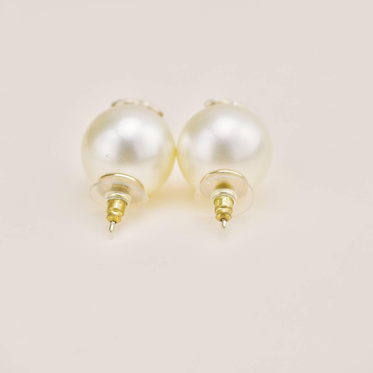 da uomo o donna Orecchini con perle finte in oro Chanel CC in vendita