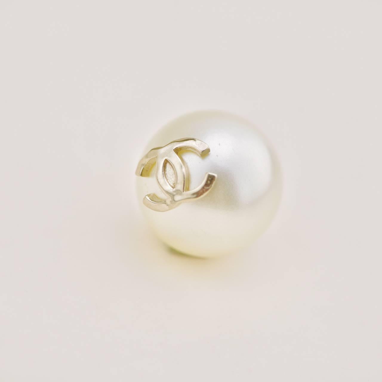 Orecchini con perle finte in oro Chanel CC in vendita 1