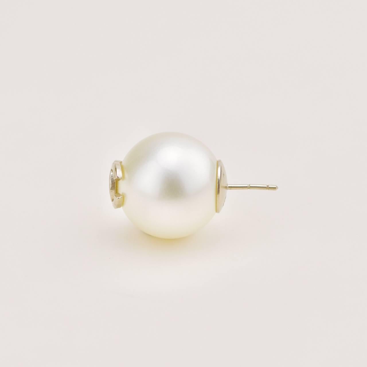Orecchini con perle finte in oro Chanel CC in vendita 2