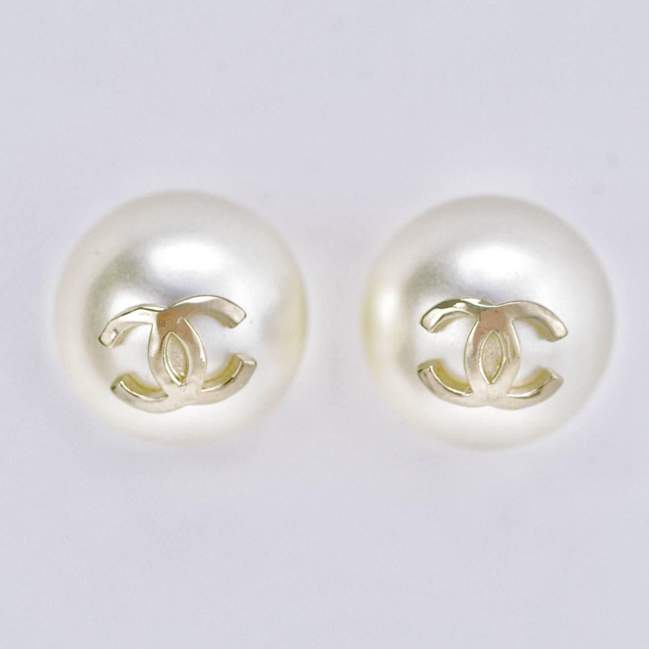 Orecchini con perle finte in oro Chanel CC in vendita 3