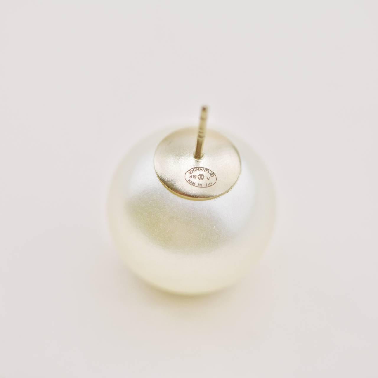 Orecchini con perle finte in oro Chanel CC in vendita 4