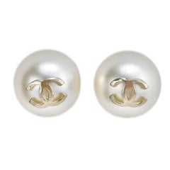 Orecchini con perle finte in oro Chanel CC