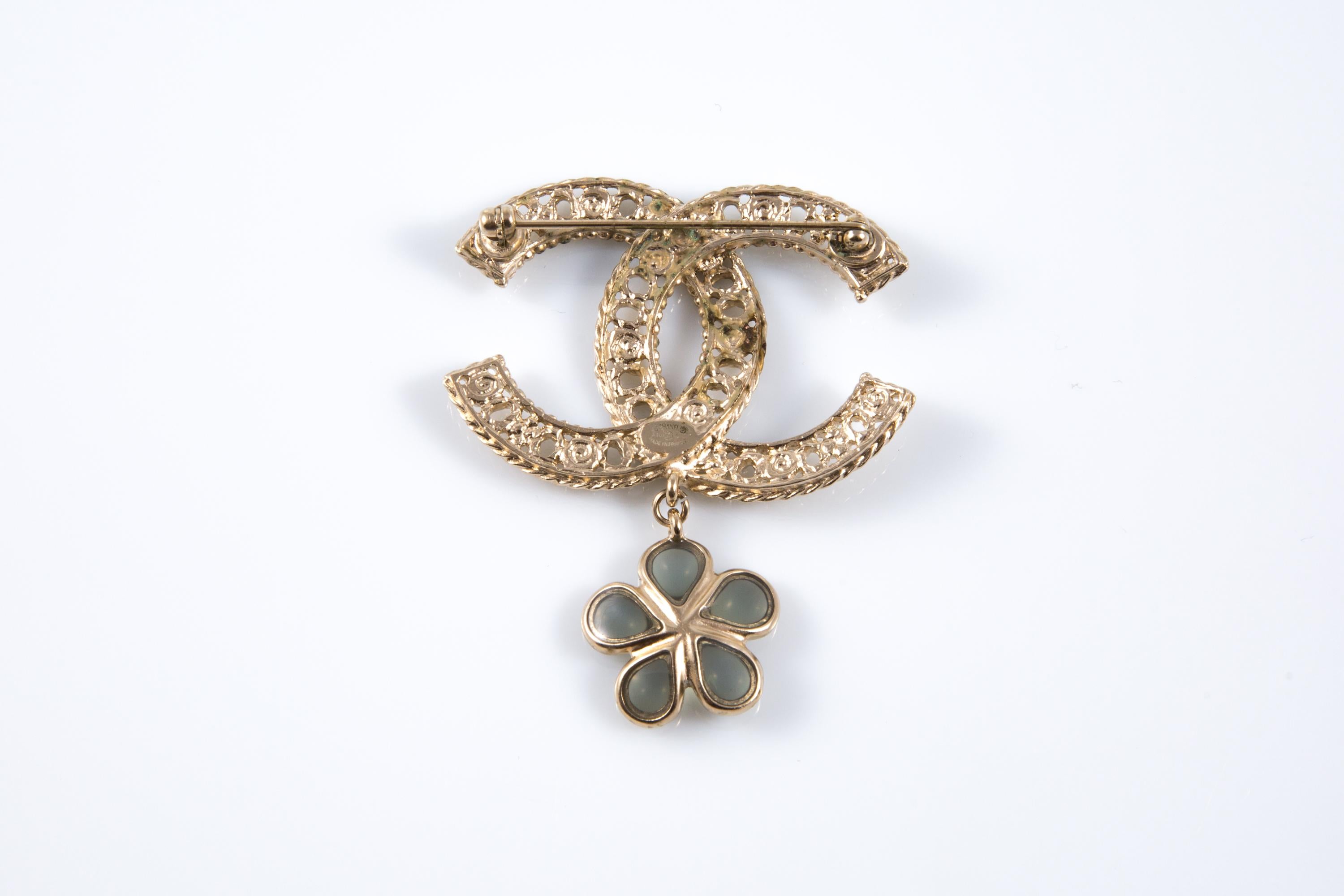 Broche Chanel CC Flor dorada grande con una gran firma entrelazada 