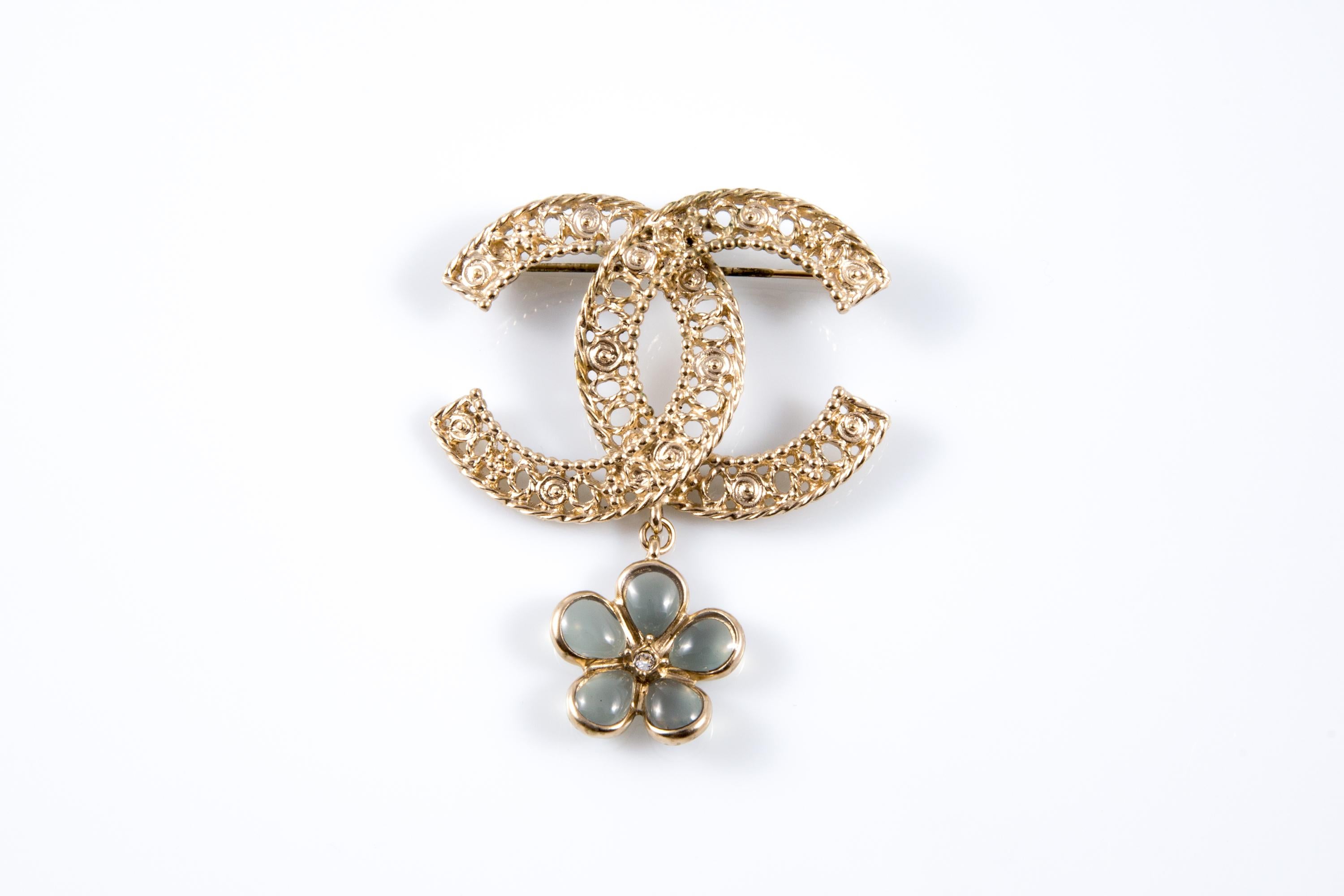 Chanel CC Broche Grande Flor Tono Oro en venta 1